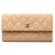 Cartera larga Chanel CC acolchada en caviar beige