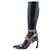 Fendi Botas largas para mujer en cuero charol negro con correa FF Logo - vista 4