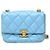 Chanel Bolsa de ombro em pele de cordeiro acolchoada azul celeste com corrente