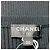 Vestido Chanel preto 2018 em malha canelada de piqué de algodão texturizado com mangas curtas e placa com logo CC - vista 4