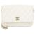 Chanel Borsa a tracolla bianca con patta e catena Bianco