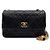 Chanel Schultertasche und Crossbody-Bag aus schwarzem Lammleder mit Perlenkette und goldenem CC-Verschluss - Ansicht 2