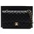 Chanel Borsa a tracolla Classic Medium in caviale nero con catena dorata