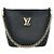 Louis Vuitton O material de couro macio e resistente harmoniza-se com o fecho icónico para uma sensibilidade sofisticada, mas moderna. Os pertences podem ser guardados de forma eficiente no interior da generosa silhueta de saco bucket, e