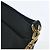 Louis Vuitton O material de couro macio e resistente harmoniza-se com o fecho icónico para uma sensibilidade sofisticada, mas moderna. Os pertences podem ser guardados de forma eficiente no interior da generosa silhueta de saco bucket, e - vista 3
