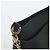 Louis Vuitton O material de couro macio e resistente harmoniza-se com o fecho icónico para uma sensibilidade sofisticada, mas moderna. Os pertences podem ser guardados de forma eficiente no interior da generosa silhueta de saco bucket, e - vista 4