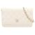 Chanel Un modello Wallet on Chain che completa una silhouette sofisticata utilizzando pelle di agnello soft-touch. Combinando le funzioni di portafoglio e borsa, all'interno sono configurati ampi scomparti per carte e tasche,