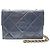 Timeless Chanel Vintage blaue gesteppte Leder-Schultertasche mit CC-Umschlagklappe und Kette