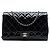 Clutch de aba acolchoada em verniz preto Chanel CC com corrente
