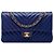 Borsa a tracolla Chanel Medium Classic Chevron in pelle d'agnello blu con doppia patta