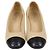 Chanel Beige/Black Pumps aus gestepptem Leder mit CC-Kappe