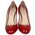 Prada Pumps mit runder Kappe aus rotem Lackleder und Plakette