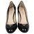 Prada Pumps mit runder Kappe aus schwarzem Lackleder mit Plakette