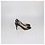 Prada Pumps mit runder Kappe aus schwarzem Lackleder mit Plakette - Ansicht 3