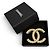 Chanel A24S ABD375 Coco Mark Brosche mit Kunstperlen Weiß Golden - Ansicht 2