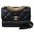 Chanel Borsa a spalla con patta in pelle nera e catena in metallo dorato Nero