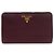 Cartera Prada bi-fold en piel Saffiano Rosa Crudo Burdeos
