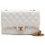 Chanel Borsa a tracolla Medium in pelle d'agnello bianca con patta CC e chiusura girevole, catena dorata Bianco