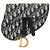 Christian Dior Uma mala de cintura que apresenta o icónico padrão jacquard Oblique da Dior e o design de aba distintivamente icónico da linha Saddle. Fabricada num material de lona leve e resistente, é resistente a manchas quotidianas e