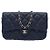 Timeless Uma bolsa transversal clássica para telemóvel que combina o icónico couro Caviar da Chanel com uma sofisticada alça de corrente. O seu grão texturado distinto cria uma atmosfera sofisticada e oferece Azul