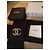 Broche Logo CC Chanel Negro Gold hardware - vista 2