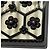 Borsa a pochette Chanel in Lucite nera / crema decorata con camelia e perle con tracolla a catena Nero - vista 14