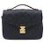 Louis Vuitton Uma mala estilo messenger feita do elegante material de couro Monogram Empreinte, ostentando um padrão em relevo subtil e uma durabilidade excecional. O fecho clássico S-lock adiciona um toque sofisticado, e Preto