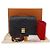 Louis Vuitton Uma mala estilo messenger feita do elegante material de couro Monogram Empreinte, ostentando um padrão em relevo subtil e uma durabilidade excecional. O fecho clássico S-lock adiciona um toque sofisticado, e Preto - vista 11