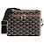 Realizzato nel materiale canvas Goyardine firmato Goyard, questo modello è leggero, altamente resistente e immune a graffi e macchie. Una silhouette vanity tridimensionale si armonizza con il lusso