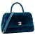 CHANEL - Bolsa de ombro Coco Handle Chanel em shearling chevron e couro azul - vista 2