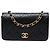 Bolsa Tiracolo Chanel CC em pele de cordeiro acolchoada preta com aba completa Preto
