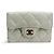 Tarjetero Chanel Classic Flap de piel caviar acolchada Blanco