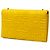 Clutch de corrente Fendi em Nappa com logo em relevo amarelo - vista 2