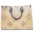 Bolso de hombro Louis Vuitton Giant Monogram Reverse OnTheGo MM Castaño - vista 3