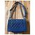 Borsa a patta Chanel Boy Chanel in pelle martellata blu - vista 2