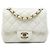 Bolsa Tiracolo Chanel Mini Square Classic em pele de cordeiro branca com aba simples Branco