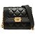 Tarjetero Chanel Boy de piel caviar acolchada negra con cadena Negro