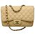 Bolsa Chanel Single Flap em couro caviar matelassê bege com alça de corrente e ferragens douradas