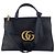 Gucci GG Marmont Schultertasche mit Henkel aus schwarzem genarbtem Leder
