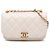 Borsa a tracolla Chanel Flap in pelle d'agnello lucida matelassé bianca con catena Bianco