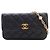 Chanel Carteira Wallet On Chain em pele de cordeiro acolchoada preta com CC, esmalte e pérolas