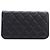 Chanel Carteira Wallet On Chain em pele de cordeiro acolchoada preta com CC, esmalte e pérolas - vista 2
