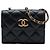 Tarjetero Chanel de piel de cordero acolchada negra CC con correa de cadena acolchada