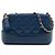 Clutch Gabrielle in pelle di vitello invecchiata verniciata matelassé blu con doppia zip e catena Chanel