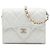 Tarjetero con cadena Chanel White CC Quilted Caviar Flap