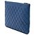 Clutch Chanel Boy O Case Medium Quilted Caviar Azul - vista 2