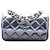 Clutch Chanel Coco Punk em pele de cordeiro metálica degradê acolchoada prateada com corrente