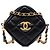 Clutch Chanel CC em pele de cordeiro acolchoada preta com corrente e alça transversal