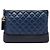 Clutch Chanel Gabrielle O Case Medium in vitello invecchiato blu
