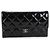Cartera Long Flap Chanel de charol acolchado negro CC